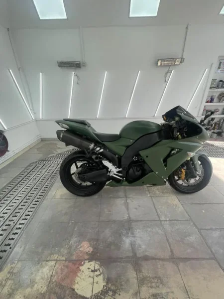 Tirane, shes motor sportiv Kawasaki ZR 10R 1000cc , ulliri 54 km 4.500 €