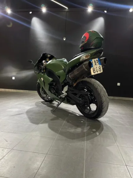 Tirane, shes motor sportiv Kawasaki ZR 10R 1000cc , ulliri 54 km 4.500 €