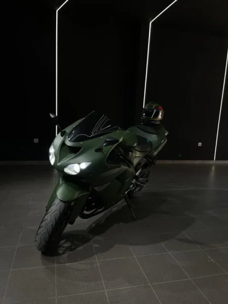 Tirane, shes motor sportiv Kawasaki ZR 10R 1000cc , ulliri 54 km 4.500 €
