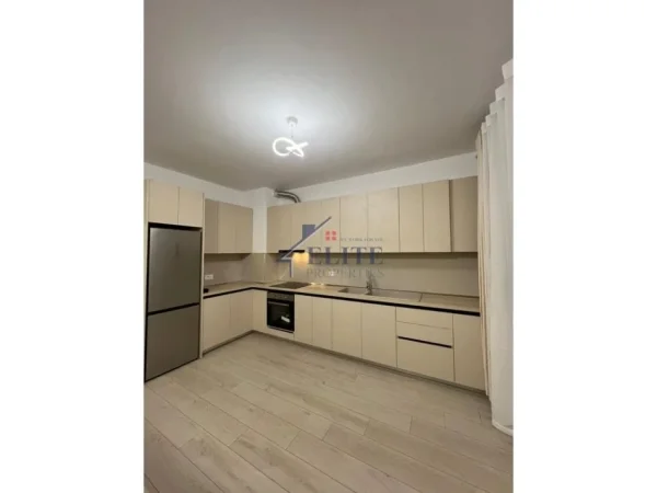 Tirane, jepet me qera apartament 2+1+Ballkon Kati 9, 600 m² 600 € (Astir)