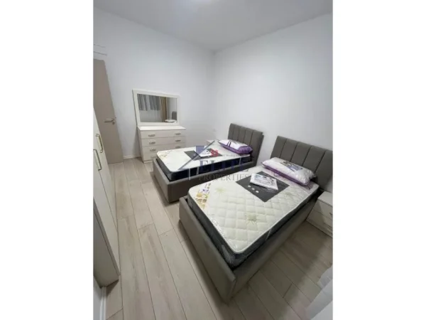 Tirane, jepet me qera apartament 2+1+Ballkon Kati 9, 600 m² 600 € (Astir)