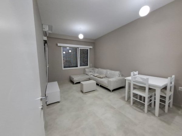 Tirane, jepet me qera apartament 1+1+Ballkon Kati 6, 60 m² 600 € (rruga e kavajes)