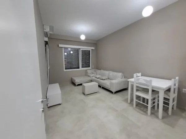Tirane, jepet me qera apartament 1+1+Ballkon Kati 6, 60 m² 600 € (rruga e kavajes)
