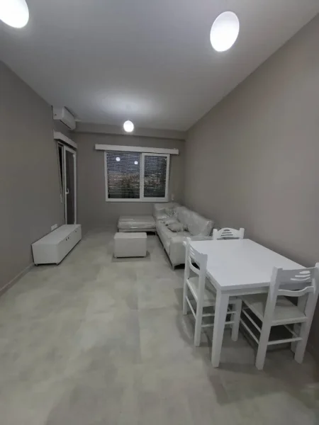 Tirane, jepet me qera apartament 1+1+Ballkon Kati 6, 60 m² 600 € (rruga e kavajes)