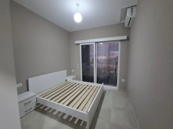 Tirane, jepet me qera apartament 1+1+Ballkon Kati 6, 60 m² 600 € (rruga e kavajes)