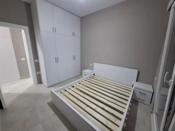 Tirane, jepet me qera apartament 1+1+Ballkon Kati 6, 60 m² 600 € (rruga e kavajes)