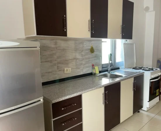 Himare, jap me qera apartament 1+1+Ballkon Kati 1, 65 m² 100 €/nata (Afer Spitalit te Himares)