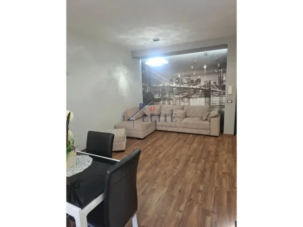 Tirane, jepet me qera apartament 2+1+Ballkon Kati 3, 115 m² 500 € (Astir)