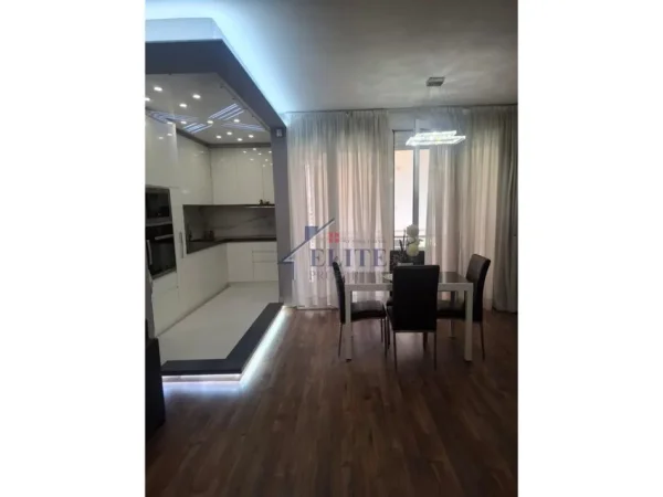Tirane, jepet me qera apartament 2+1+Ballkon Kati 3, 115 m² 500 € (Astir)