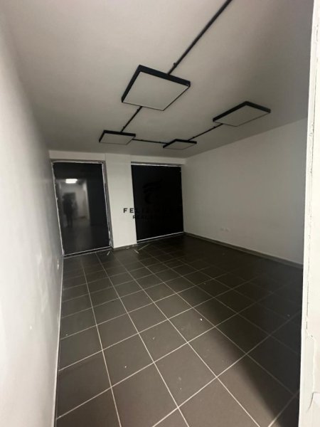 Tirane, jepet me qera ambjent biznesi Kati 1, 700 m² 5.000 € (STADIUMI DINAMO)