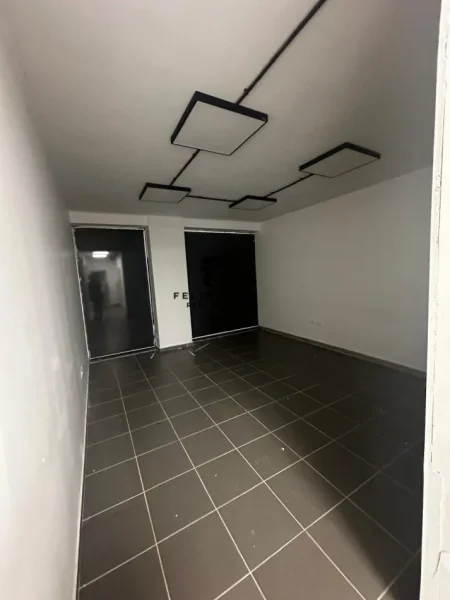 Tirane, jepet me qera ambjent biznesi Kati 1, 700 m² 5.000 € (STADIUMI DINAMO)