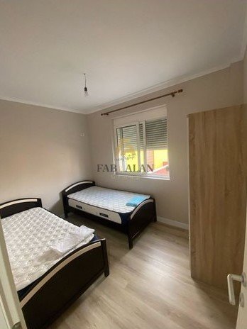 Tirane, jepet me qera apartament 2+1 Kati 4, 400 € (Astir)