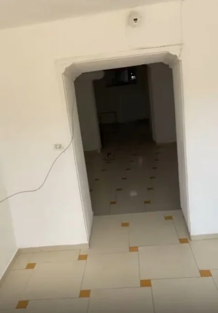 Tirane, jepet me qera dyqan Kati 0, 55 m² 1.000 € (RRUGA E ELBASANIT)