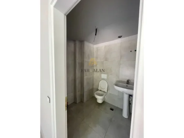 Tirane, jepet me qera Kati 0, 75 m² 805 € (Astir)