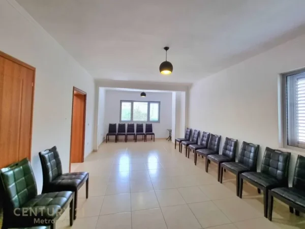 Tirane, jepet me qera ambjent biznesi Kati 3, 540 m² 3.700 € (Vilat Gjermane)