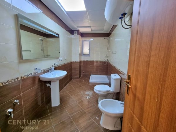 Tirane, jepet me qera ambjent biznesi Kati 3, 540 m² 3.700 € (Vilat Gjermane)