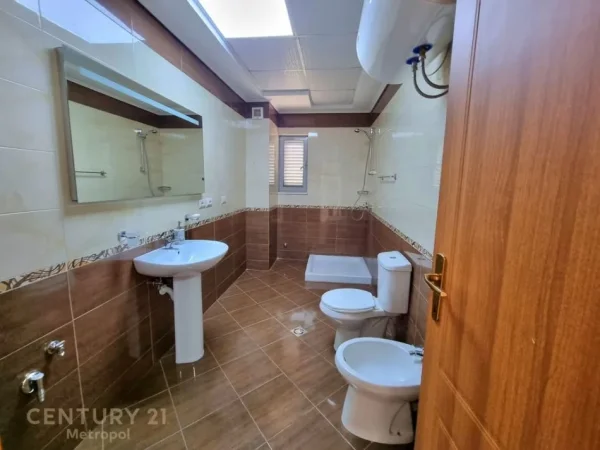 Tirane, jepet me qera ambjent biznesi Kati 3, 540 m² 3.700 € (Vilat Gjermane)