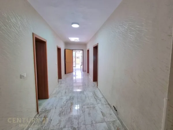 Tirane, jepet me qera ambjent biznesi Kati 3, 540 m² 3.700 € (Vilat Gjermane)