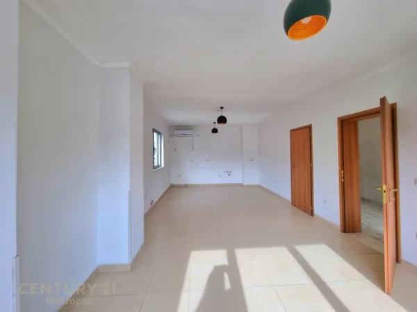 Tirane, jepet me qera ambjent biznesi Kati 3, 540 m² 3.700 € (Vilat Gjermane)