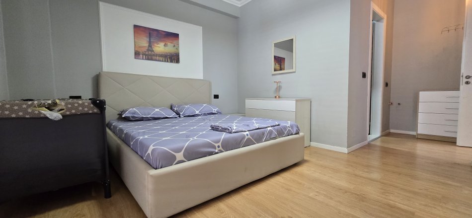 Jepet me qira apartament 2+1 Kopshti Botanik  800 euro.muaj