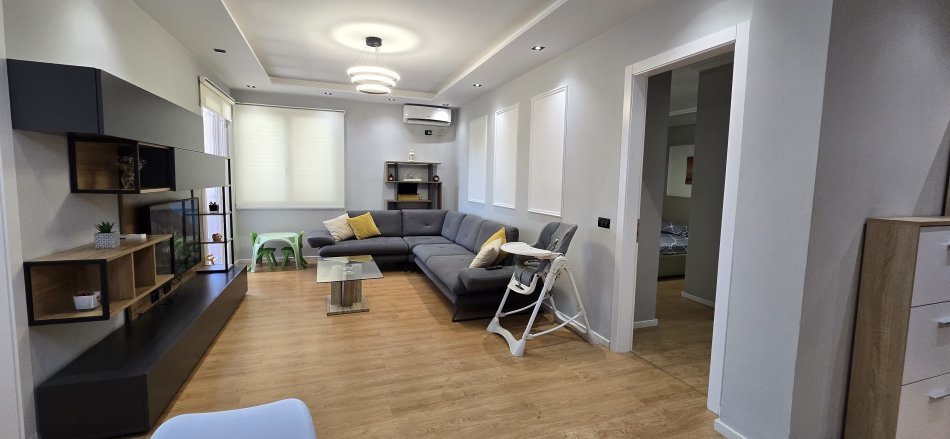 Jepet me qira apartament 2+1 Kopshti Botanik  800 euro.muaj