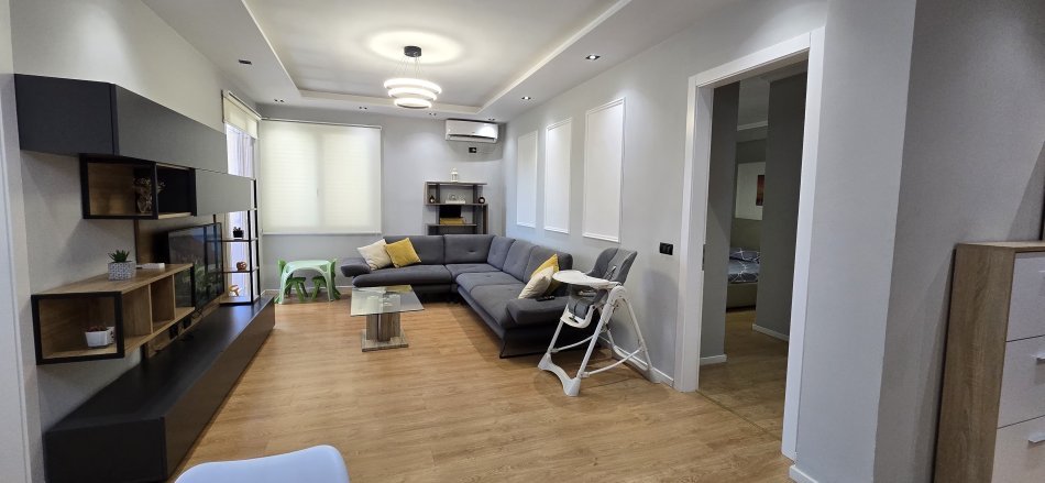 Jepet me qira apartament 2+1 Kopshti Botanik  800 euro.muaj