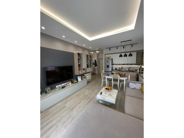 Tirane, jepet me qera apartament 2+1+Ballkon+ Post Parkimi, Kati 5, 83 m² 800 € (Don Bosko)