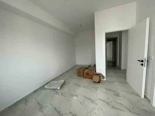 Tirane, jepet me qera zyre Kati 8, 110 m² 700 € (rruga e dafinave)