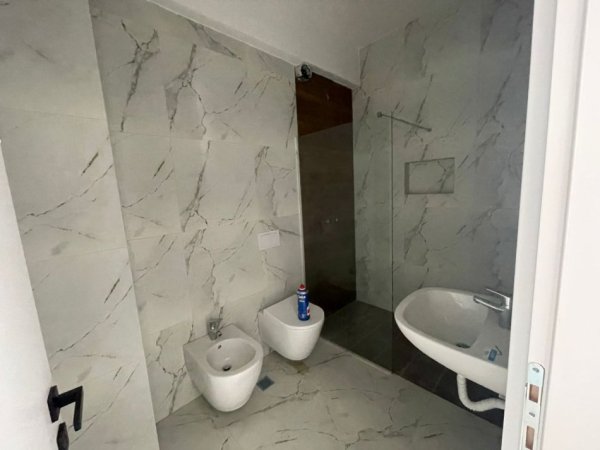 Tirane, jepet me qera zyre Kati 8, 110 m² 700 € (rruga e dafinave)