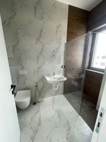 Tirane, jepet me qera zyre Kati 8, 110 m² 700 € (rruga e dafinave)