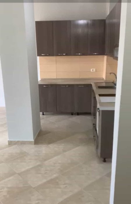 Tirane, jepet me qera apartament 2+1 Kati 3, 110 m² 300 € (kthesa e kamezes)
