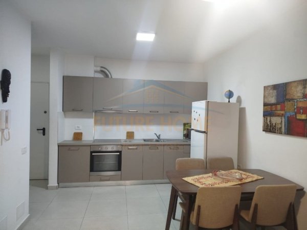Tirane, jepet me qera apartament 1+1+Ballkon Kati 1, 70 m² 550 € (Ish Parku i Autobuzave)