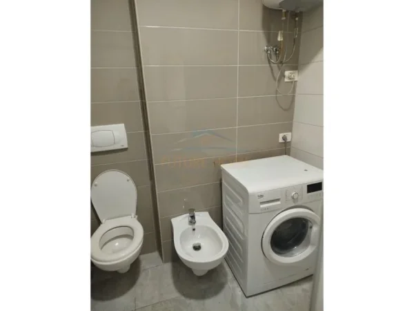 Tirane, jepet me qera apartament 1+1+Ballkon Kati 1, 70 m² 550 € (Ish Parku i Autobuzave)