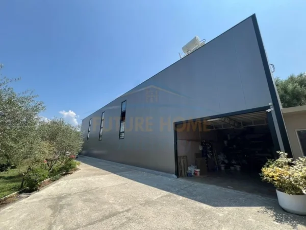 Tirane, jepet me qera magazine Kati 0, 606 m² 1.500 € 