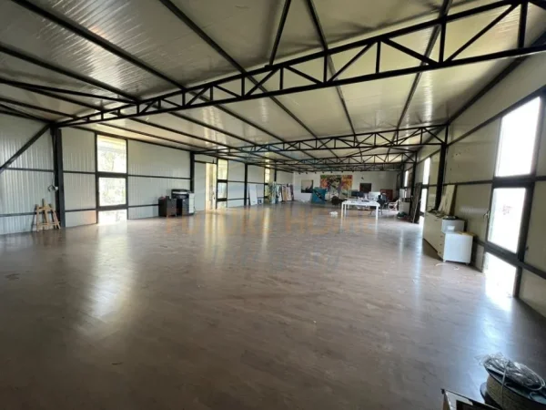 Tirane, jepet me qera magazine Kati 0, 606 m² 1.500 € 