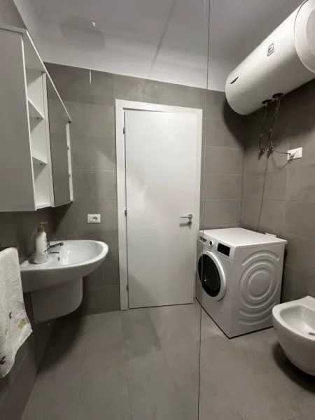 Tirane, jepet me qera apartament 1+1+Ballkon Kati 1, 65 m² 700 € (Pazari i Ri, Rr Tefta Tashko Koco)