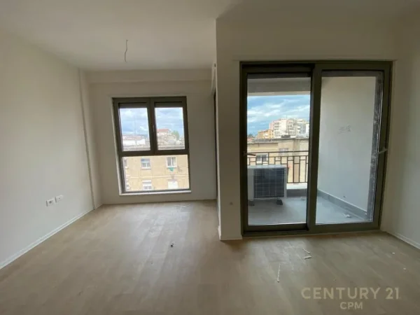 Tirane, jepet me qera zyre Kati 4, 65 m² 650 € (Shkolla e Kuqe)