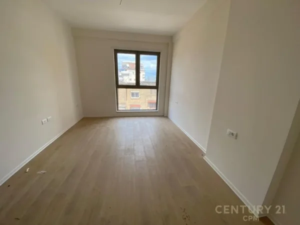Tirane, jepet me qera zyre Kati 4, 65 m² 650 € (Shkolla e Kuqe)
