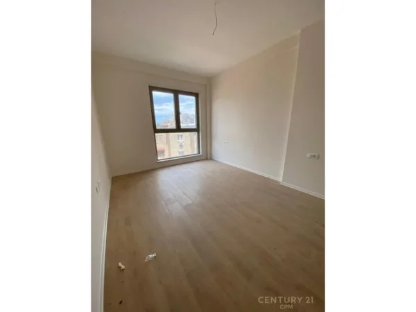 Tirane, jepet me qera zyre Kati 4, 65 m² 650 € (Shkolla e Kuqe)