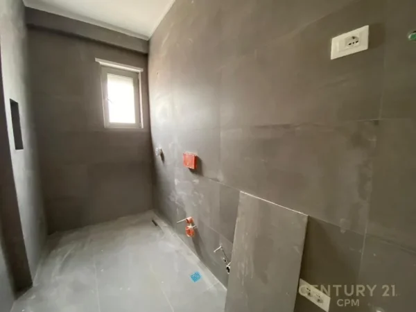 Tirane, jepet me qera zyre Kati 4, 65 m² 650 € (Shkolla e Kuqe)