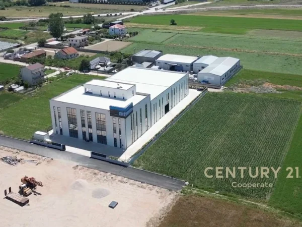 Tirane, jepet me qera magazine Kati 3, 5.200 m² 34.000 € 