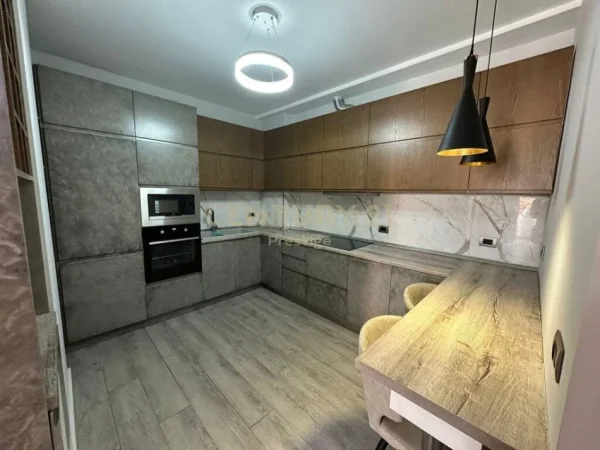 Tirane, jepet me qera apartament 2+1+Ballkon Kati 2, 120 m² 950 € (Rruga elbasanit)