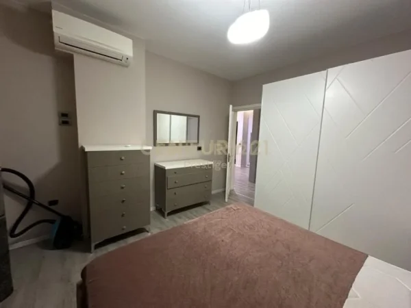 Tirane, jepet me qera apartament 2+1+Ballkon Kati 2, 120 m² 950 € (Rruga elbasanit)