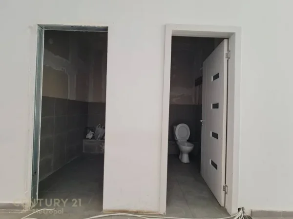 Tirane, jepet me qera ambjent biznesi Kati 0, 65 m² 1.300 € (Teegu cam)