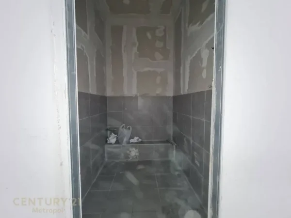 Tirane, jepet me qera ambjent biznesi Kati 0, 65 m² 1.300 € (Teegu cam)