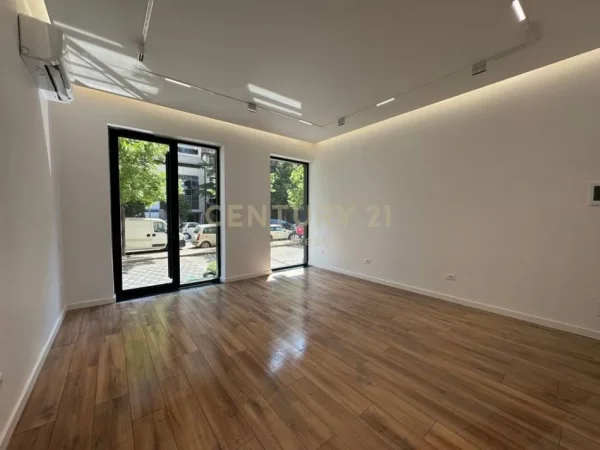 Tirane, jepet me qera ambjent biznesi Kati 0, 36 m² 700 € 