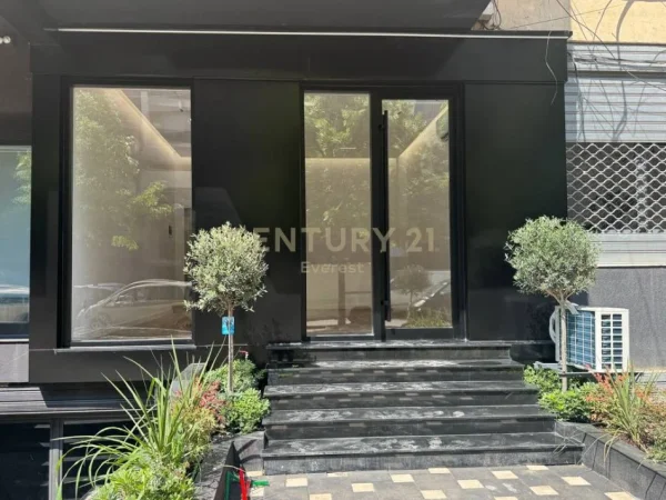 Tirane, jepet me qera ambjent biznesi Kati 0, 36 m² 700 € 