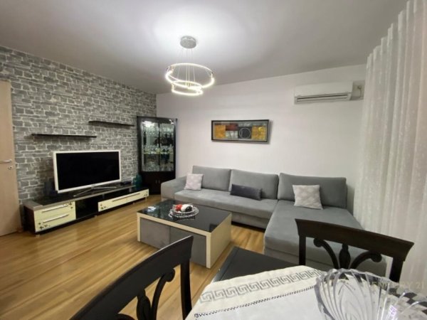 Tirane, jepet me qera apartament 3+1+Aneks Kati 7, 80 m² 800 € (Rruga e Elbasanit)