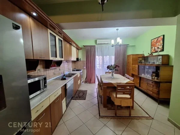 Tirane, jepet me qera apartament 2+1+Aneks Kati 1, 90 m² 500 € (Tregu elektriko)