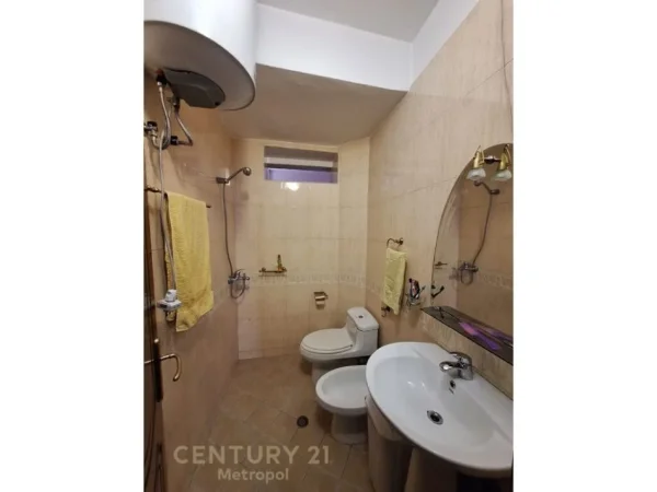 Tirane, jepet me qera apartament 2+1+Aneks Kati 1, 90 m² 500 € (Tregu elektriko)